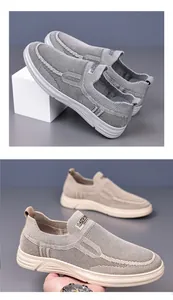 Vista dettagliata dei mocassini da uomo in mesh traspirante leggeri in grigio e beige