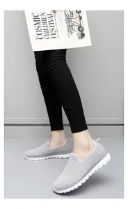 Gros plan de baskets en maille grise respirante pour femmes avec doublure rose