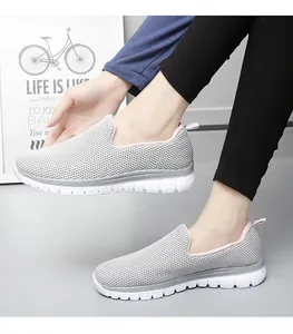 Chaussures en maille grise respirante pour femmes avec semelle blanche souple