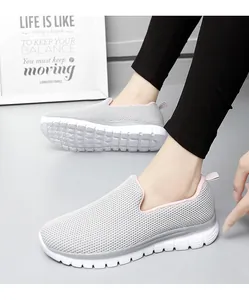 Gros plan de chaussures de marche grises et légères en maille respirante pour femmes