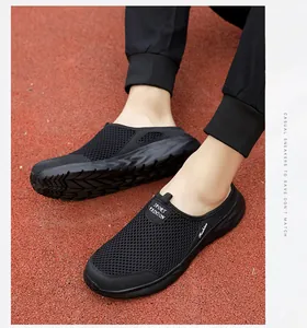Close-up van ademende zwarte mesh-slippers voor heren op een rode atletiekbaan buiten