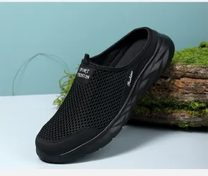 Detailweergave van de ademende zwarte mesh van deze heren instapschoenen voor dagelijks gebruik.