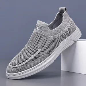 Scarpe da passeggio da uomo in maglia grigia traspirante con suola bianca