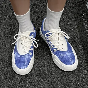 Modische blaue und weiße Canvas-Sneaker mit niedrigem Schaft und runder Zehenkappe