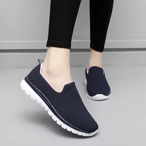 Chaussures de marche légères en maille bleu marine pour femmes avec semelle blanche