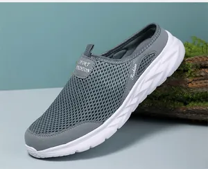 Detail van grijze ademende mesh slip-on schoenen met een witte sportieve zool van rubber