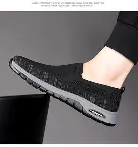 Dettaglio della tomaia in maglia leggera e della suola delle scarpe slip-on da uomo