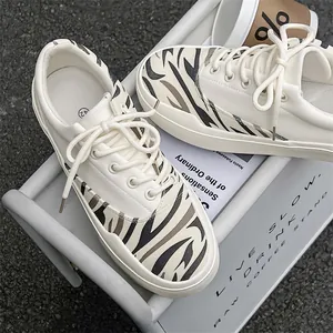 Stilvolle minimalistische Low-Top Canvas Sneaker mit Zebrastreifen und runder Kappe