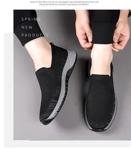 Dettaglio di scarpe da ginnastica slip-on traspiranti fly-knit da uomo per passeggio