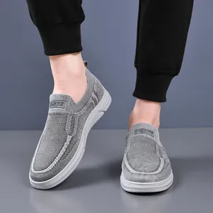 Scarpe da passeggio da uomo in mesh grigio traspirante con suole bianche leggere e comode