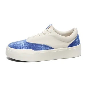 Trendige Low-Top-Canvas-Sneaker mit blauen Webdetails und cremefarbener Plateausohle