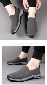 Dettaglio delle scarpe da passeggio slip-on traspiranti in fly-weave grigio da uomo.