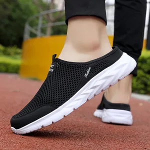 Ademende zwarte mesh heren pantoffels met witte dikke zool voor zomerse buitenactiviteiten