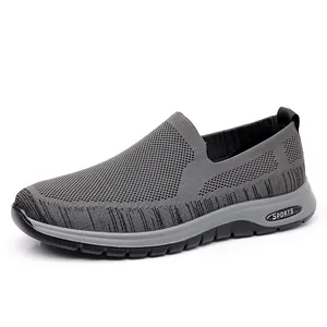 Scarpe da camminata in maglia grigia traspirante per uomo con una suola sportiva