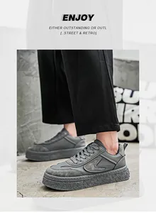 Detailansicht grauer Herren-Plateauschuhe mit dicker Sohle und Wildleder-Obermaterial.