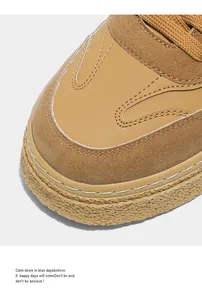 Detailaufnahme der braunen Leder- und Wildleder-Sneaker mit Fokus auf den Zehenbereich