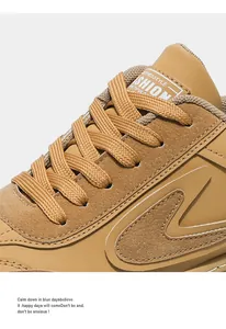 Nahaufnahme der hellbraunen Herren-Sneaker mit Details zu Nähten und Textur