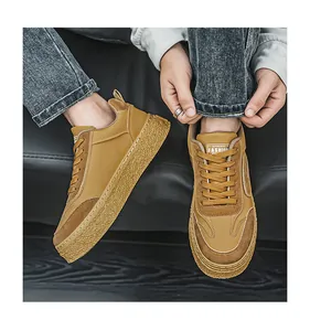 Detailansicht brauner Herren Plateau-Sneaker mit einer strukturierter dicker Sohle.
