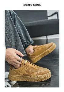 Ansicht von hellbraunen Low-Top-Herren-Sneakern mit dicker Sohle zum Schnüren