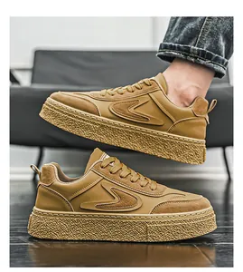 Seitenansicht von hellbraunen Herren-Skateschuhen mit dicker Sohle und Schnürung