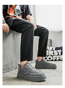 Nahaufnahme von grauen Herren-Sneakern mit dicker Sohle und Schnürung im urbanen Look.
