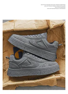 Detailansicht der grauen Herren-Plateau-Sneaker auf einem zerknitterten braunen Papier