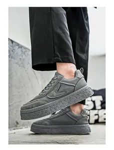 Detailansicht grauer Herren-Sneaker mit dicker Sohle und Schnürung im Streetwear-Stil