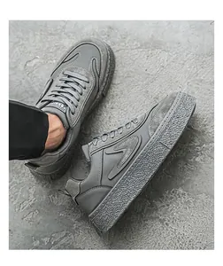 Nahaufnahme grauer Herren-Sneaker mit einem dicken, strukturierten Plateausohlen-Design.