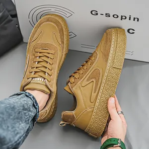 Klassische karamellbraune Herren-Sneaker mit dicker Sohle für Freizeit und Skaten
