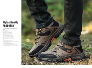 Primo piano di scarpe da trekking marroni da uomo con suola antiscivolo in un bosco esterno.