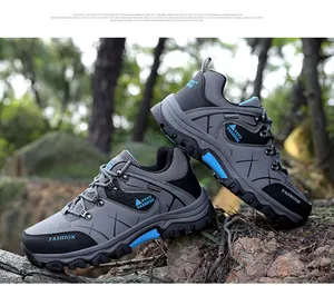 Scarpe da trekking da uomo con suole antiscivolo durevoli su un terreno forestale