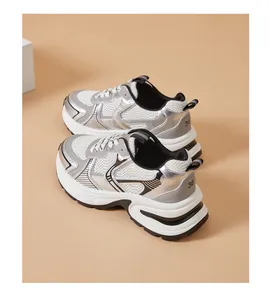 Πλαϊνή όψη από γυναικεία ασημί chunky sneakers με mesh σχεδιασμό που αναπνέει