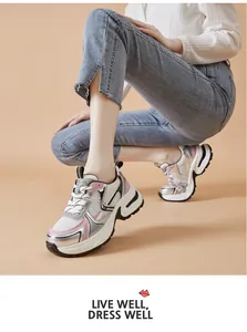 Λεπτομερής προβολή των ασημί και ροζ mesh sneakers που φοράει ένα μοντέλο με τζιν