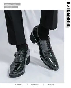 Nahaufnahme des glänzenden Lackleders und der Schnalle dieser Herrenschuhe mit hohem Absatz