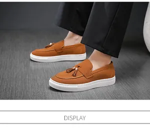 Detailansicht von braunen Wildleder-Loafers mit Quasten und Slipper-Design