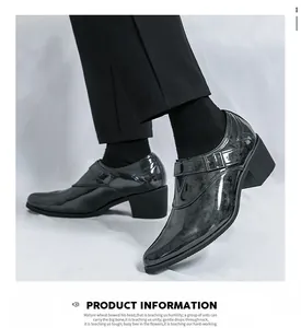 Detailansicht der glänzenden Lackleder-Herrenschuhe mit Absatz und Schnallenverschluss.