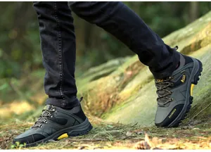 Vista dettagliata di scarpe da trekking impermeabili da uomo su sentiero boscoso.
