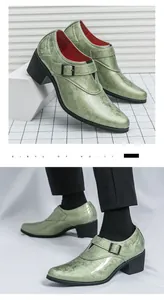 Detailansicht grüner Herren-Lackschuhe mit Blumenmuster, spitzer Zehenpartie und Schnalle