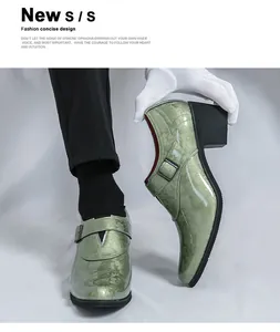 Detailansicht der grünen Herrenschuhe aus Lackleder mit hohem Absatz und Schnalle