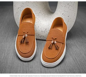 Vorderansicht stilvoller brauner Wildleder-Loafer mit Quasten-Detail und weißer Sohle