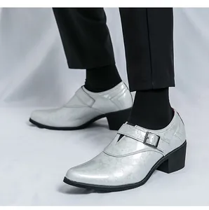Detailansicht silberner Lacklederschuhe für Herren mit geprägtem Blumenmuster