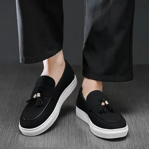 Elegante schwarze Herren-Loafer in Matt-Optik mit dekorativen Quasten und weißer Sohle.