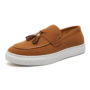 Elegante braune Wildleder-Slipper für Herren mit einer bequemen weißen dicken Gummisohle