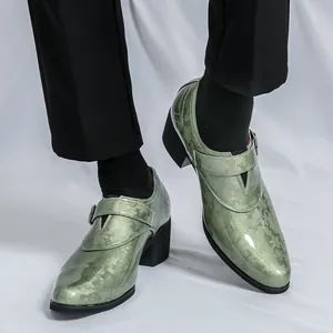 Elegante Lacklederschuhe für Herren mit Absatz und eingraviertem Blumenmuster
