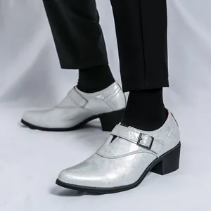 Silberne florale Herren-Anzugschuhe mit hohem Absatz und Schnalle