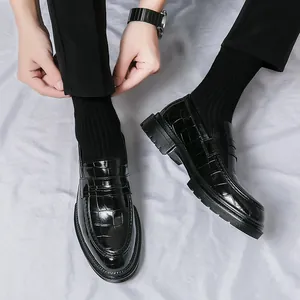 Stijlvolle zwarte herenloafers met krokodillenpatroon en instapzakelijk ontwerp