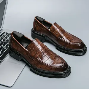 Elegante bruine herenloafers met krokodillenprint en gepolijste neus details