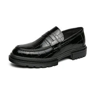 Klassieke zwarte heren loafers met krokodillen textuur en dikke antislip rubberen zool