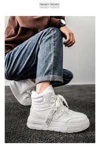 Vista dettagliata delle sneakers alte bianche foderate in pile con suole spesse