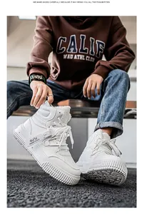 Eleganti sneaker invernali bianche alte con calda fodera in ecopelliccia su modello maschile